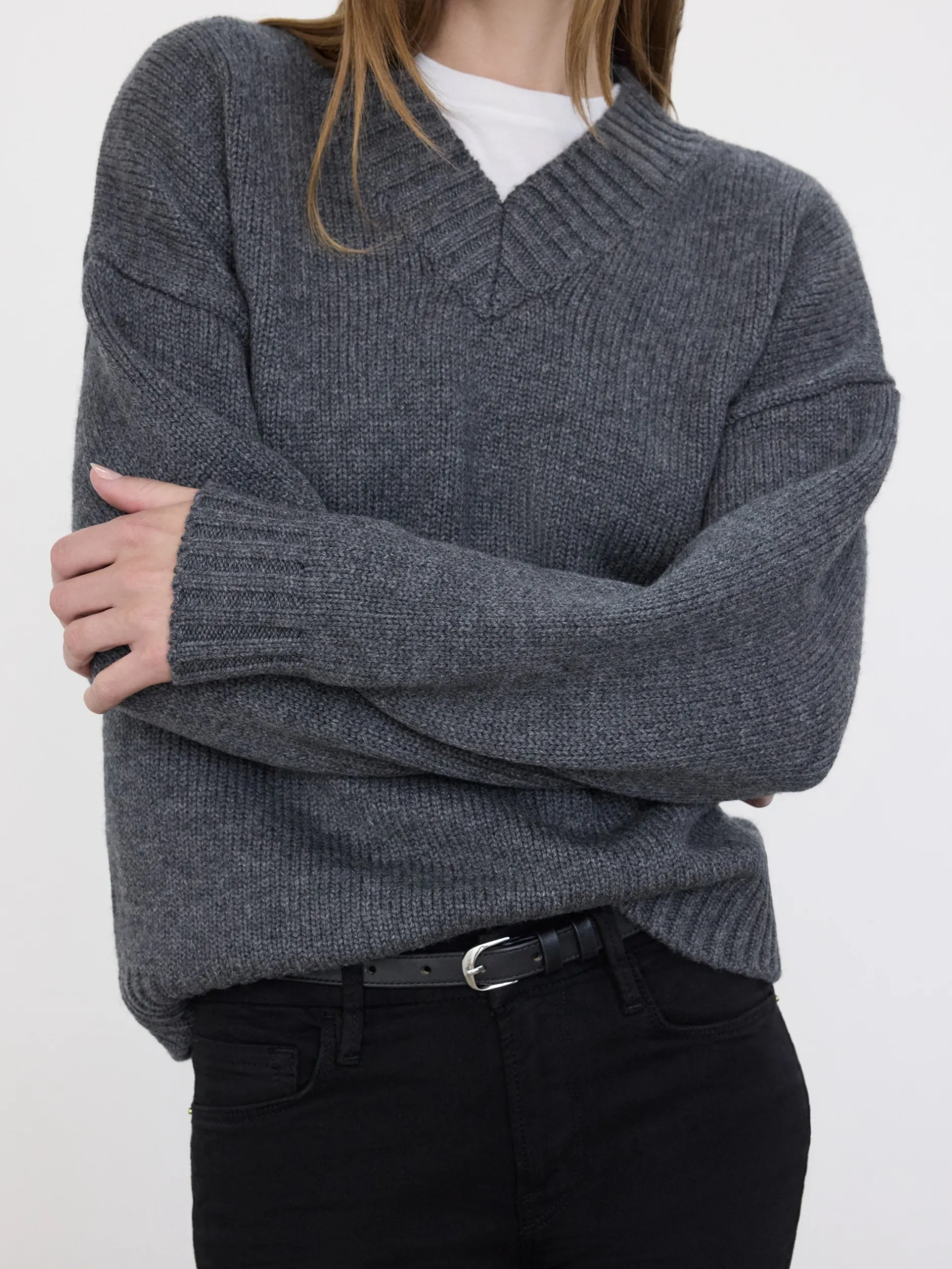 FRAME Chunky V-Neck Sweater in Charcoal Heather<Women Sweaters