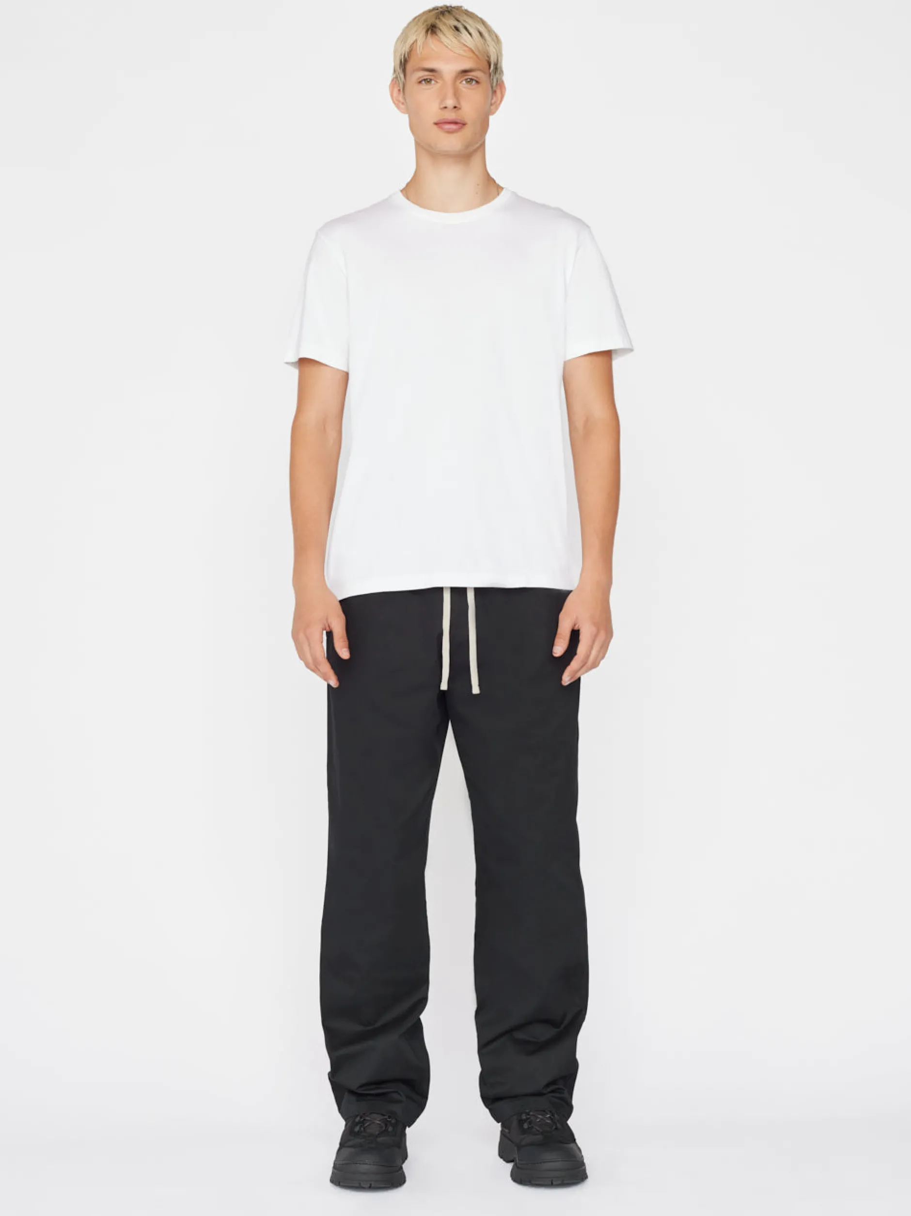 FRAME Logo Tee in< Tees & Polos