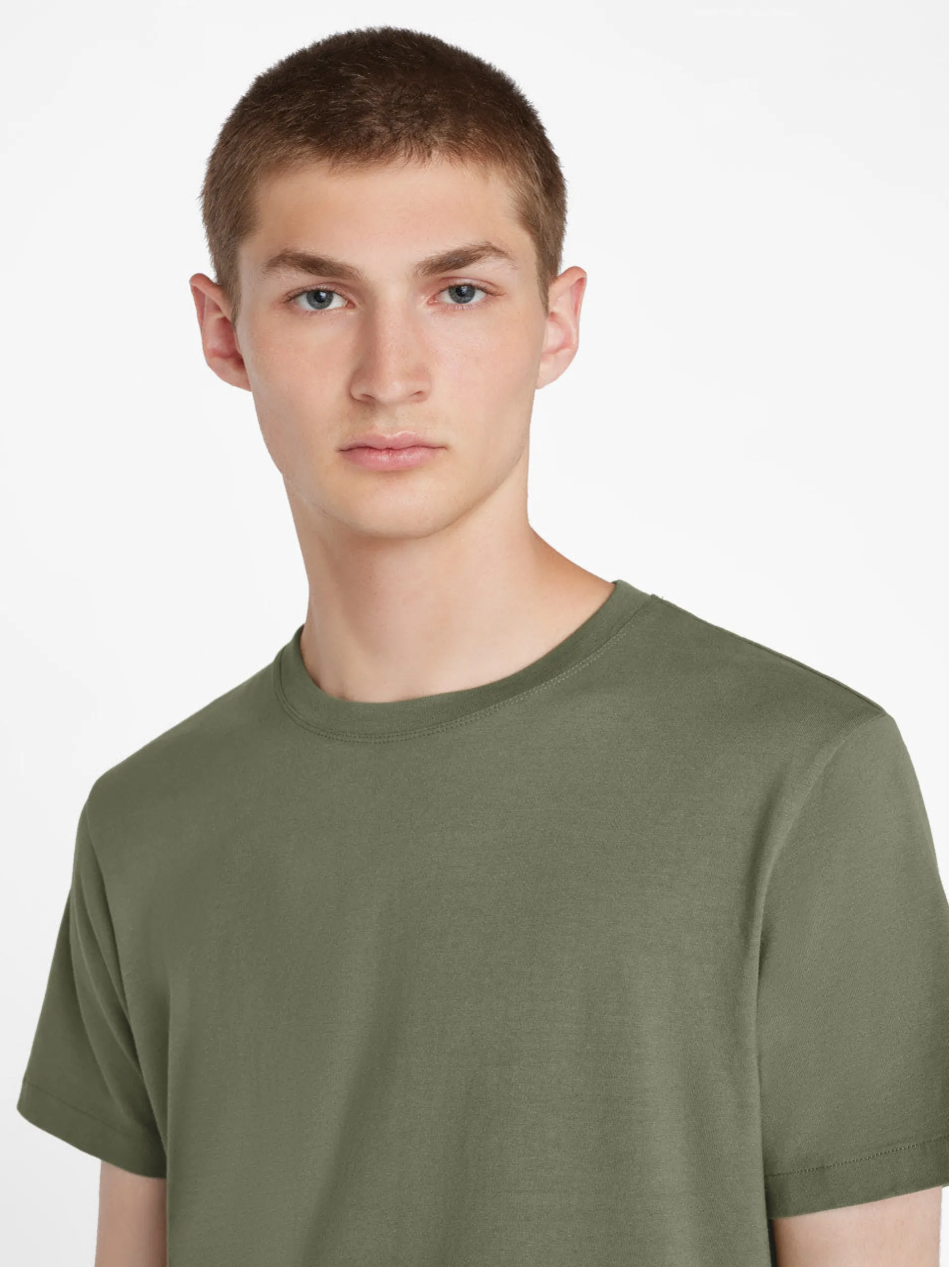 FRAME Logo Tee in Khaki Green< Tees & Polos