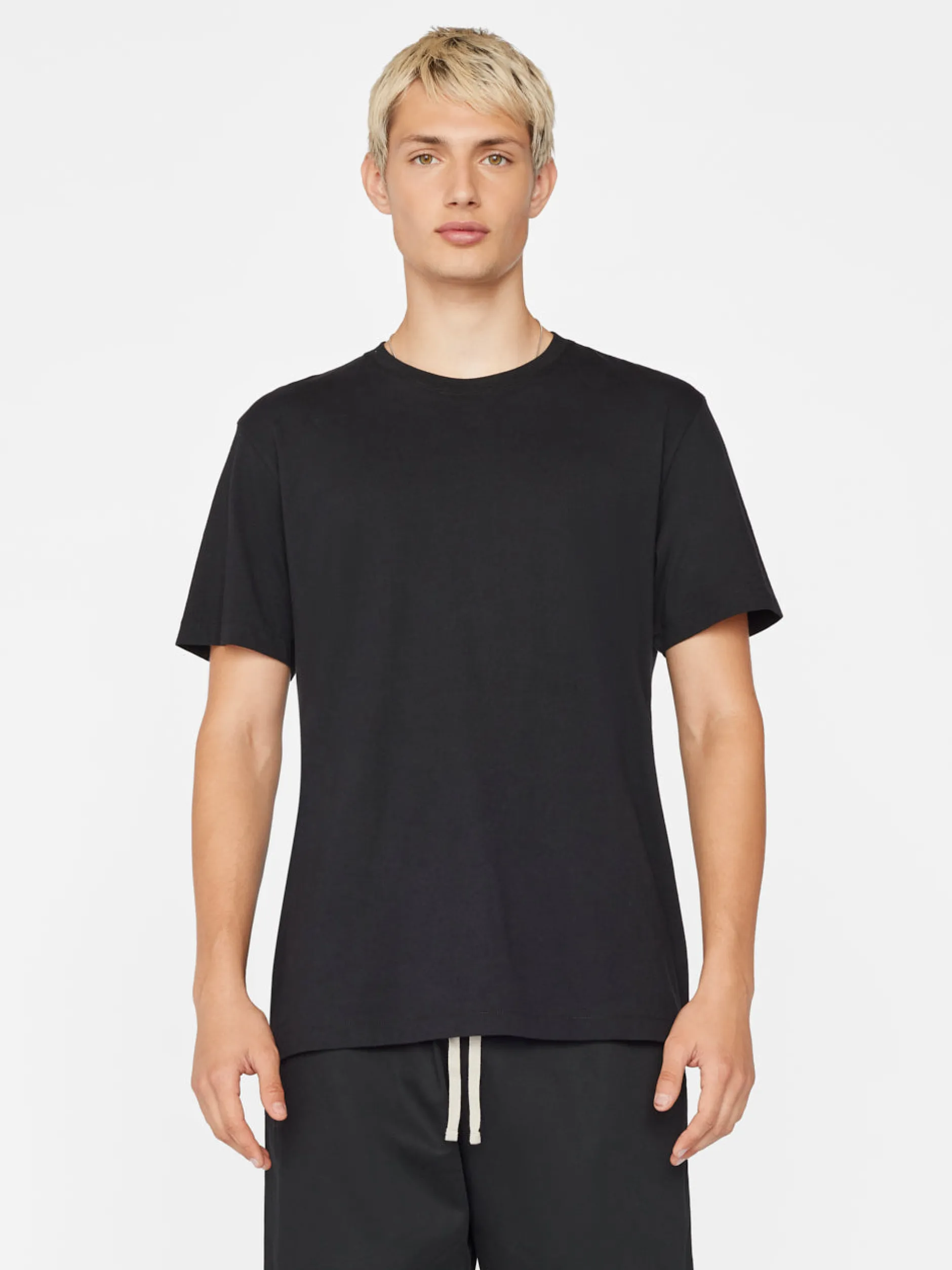 FRAME Logo Tee in< Tees & Polos