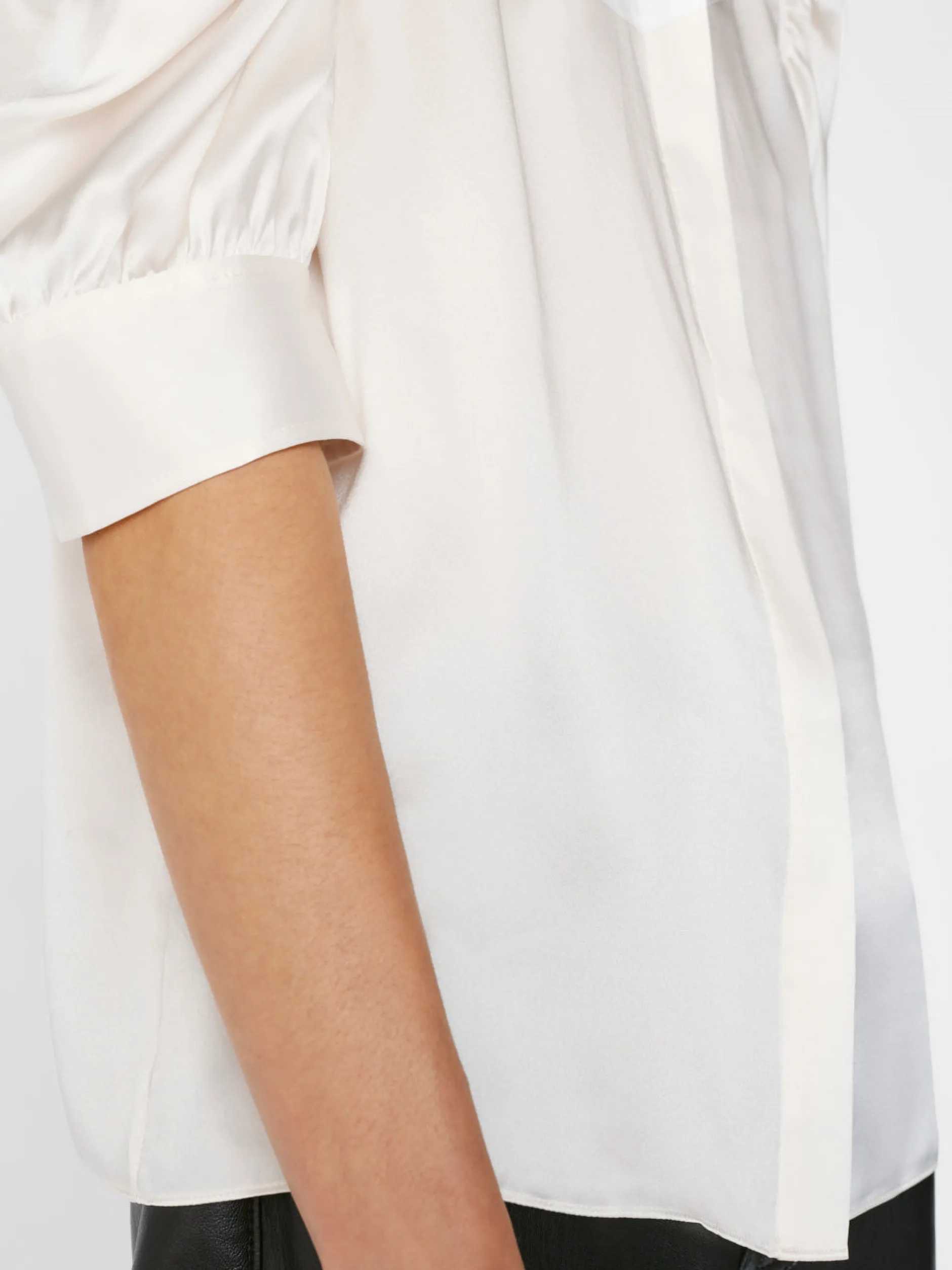 FRAME Gillian Top in Glossy Off White<Women Tops & Blouses