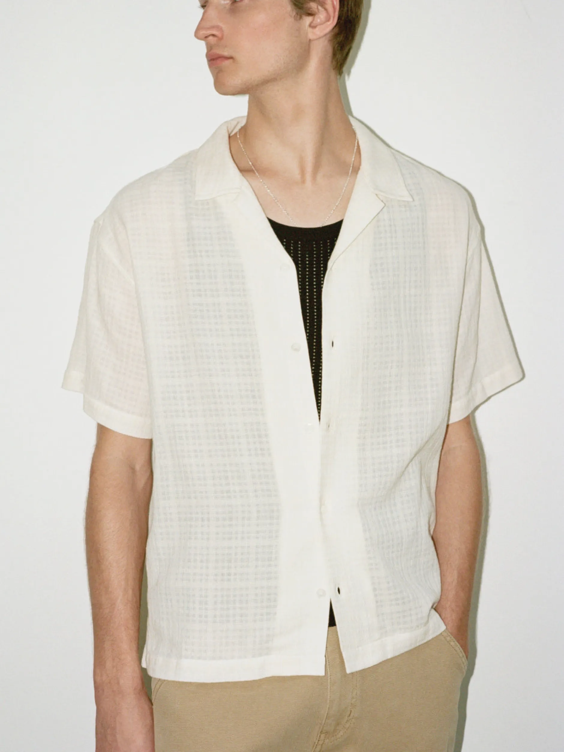 FRAME Short Sleeve Camp Collar Shirt in Off White< Shirts