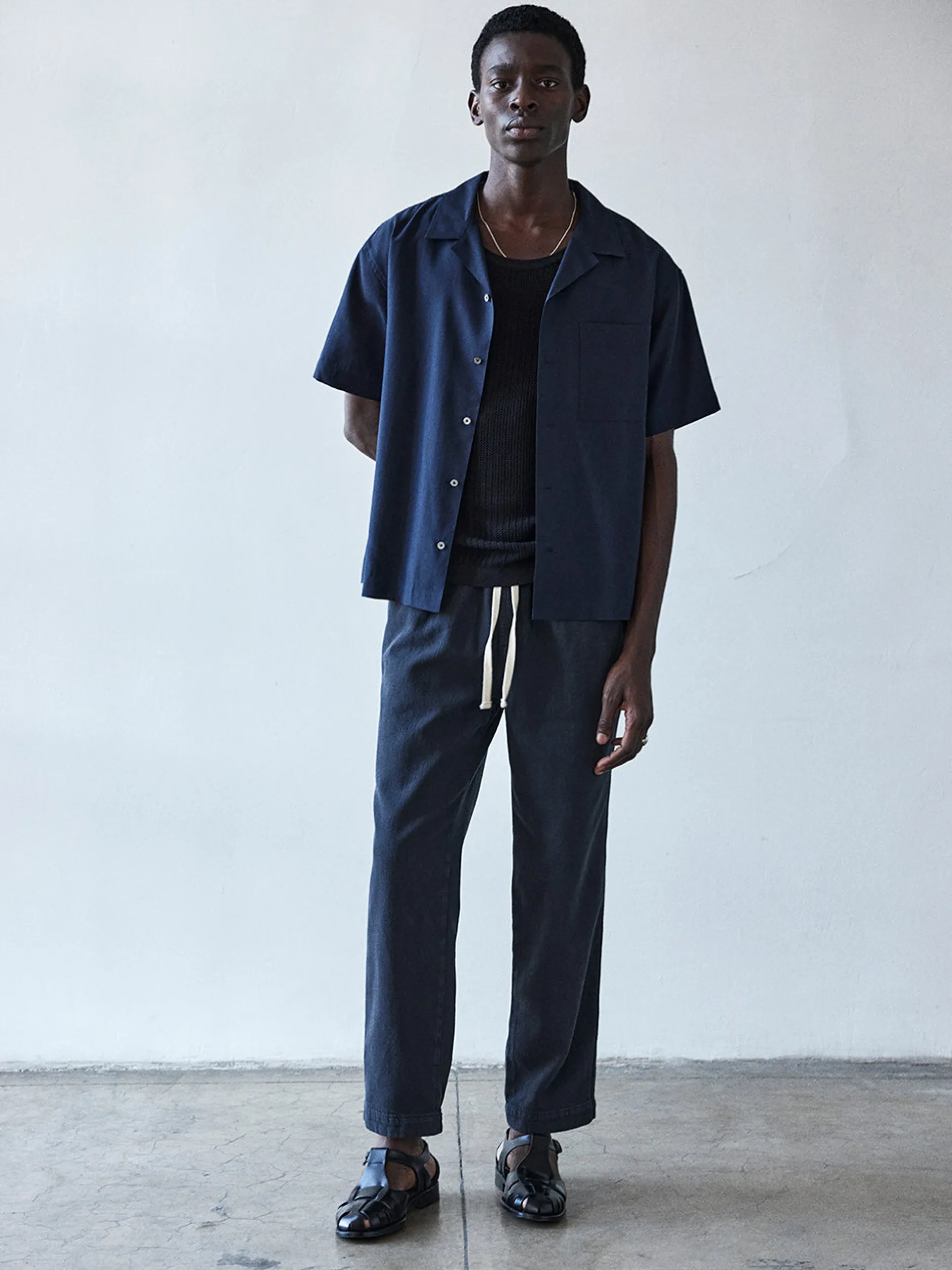 FRAME Short Sleeve Camp Collar Shirt in Dark Navy< Shirts
