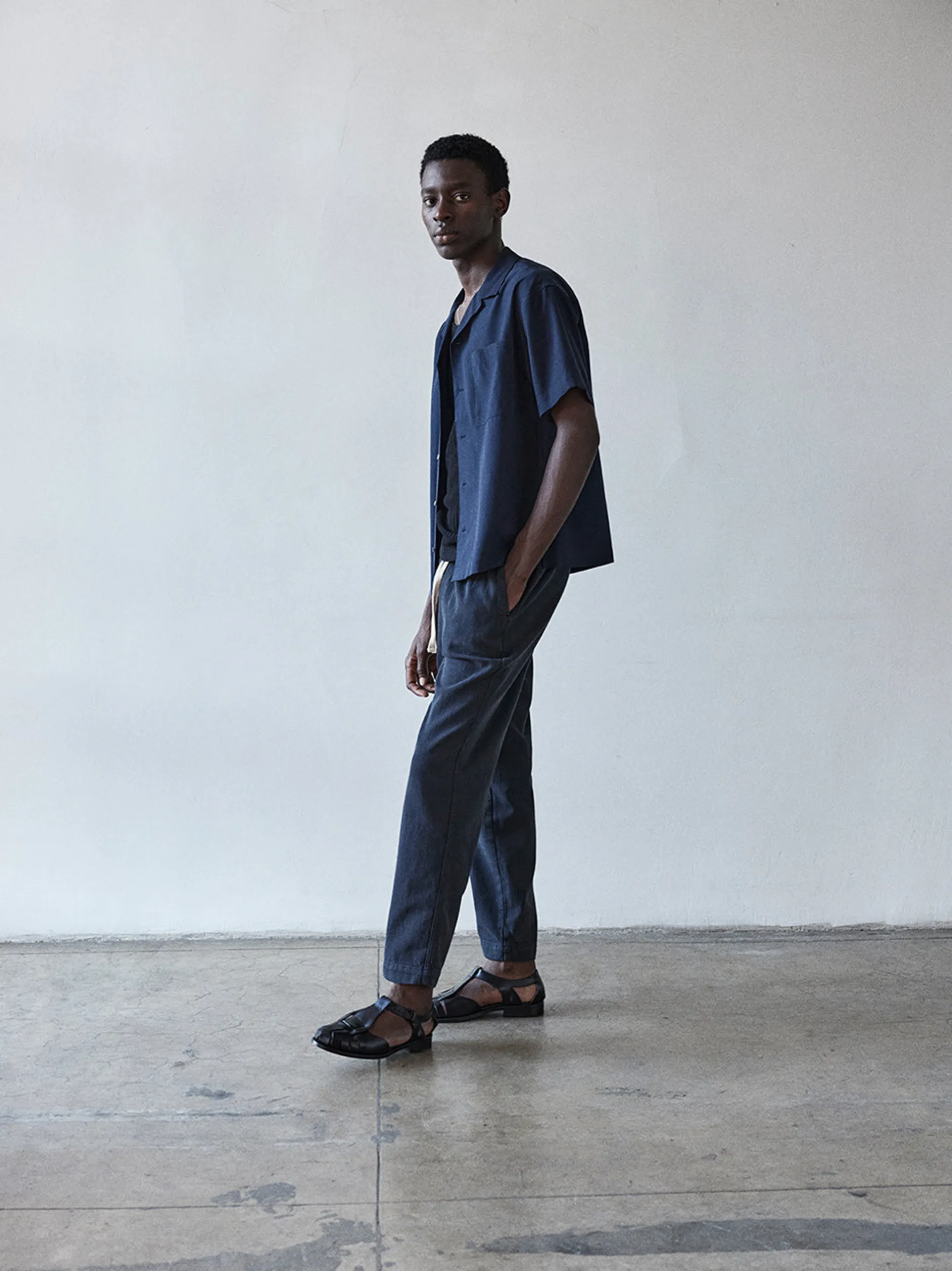 FRAME Short Sleeve Camp Collar Shirt in Dark Navy< Shirts