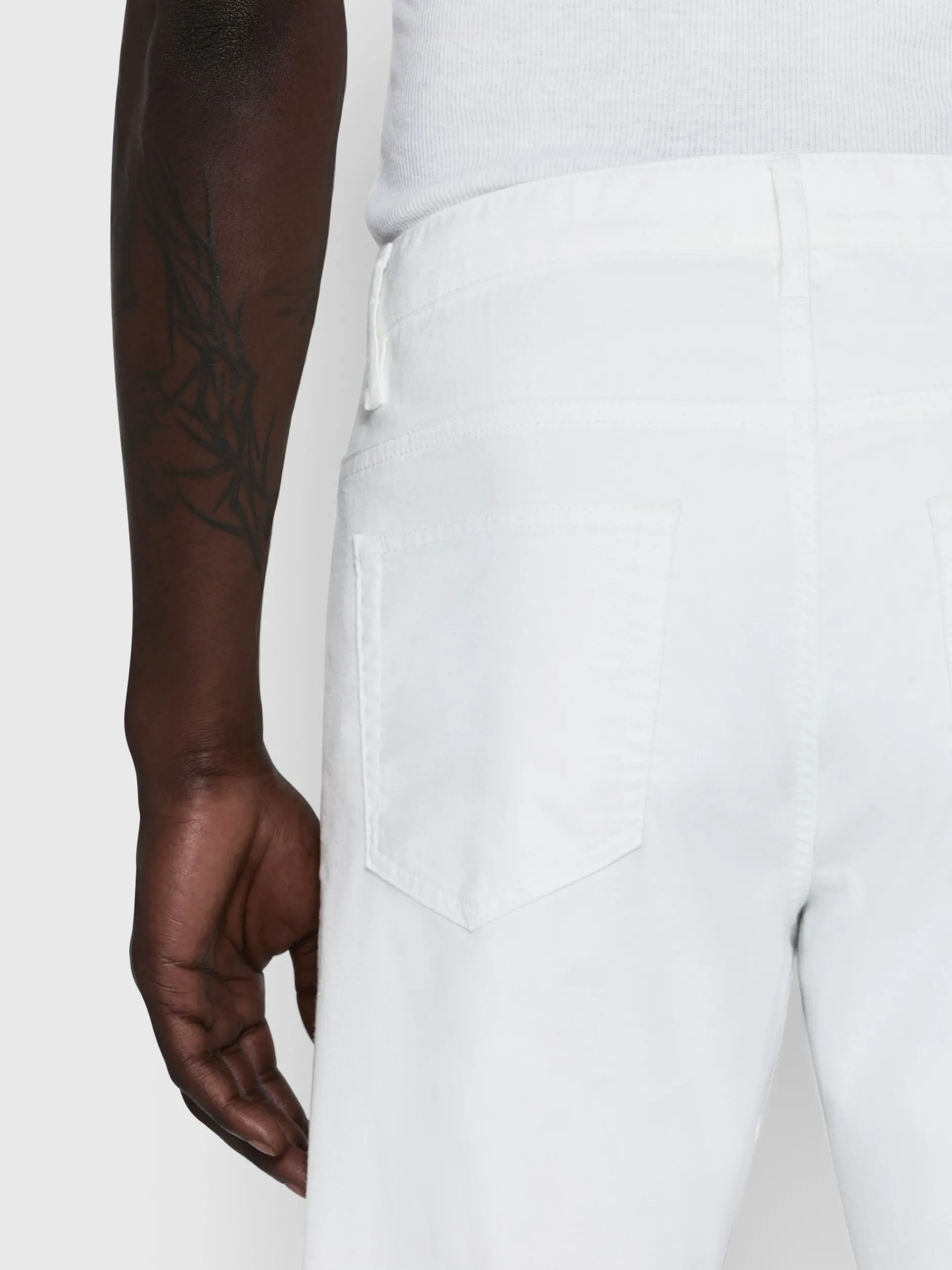 FRAME The Straight Jean in Off White< Straight