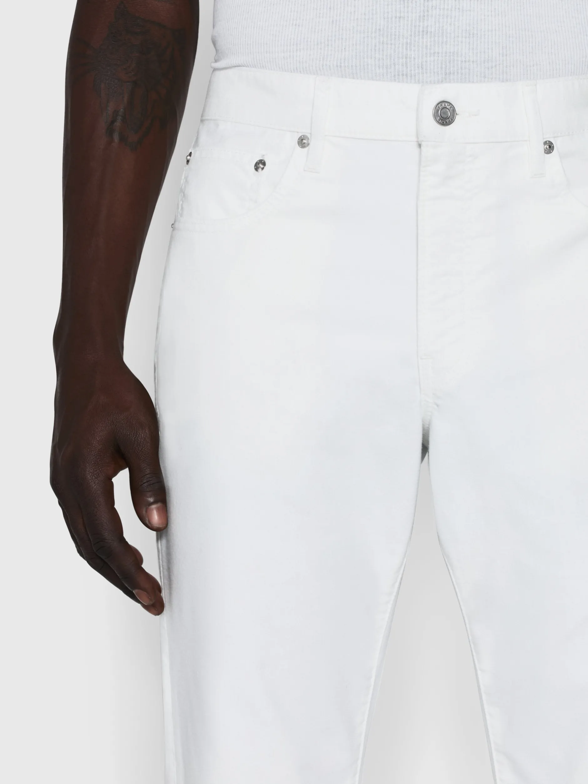 FRAME The Straight Jean in Off White< Straight